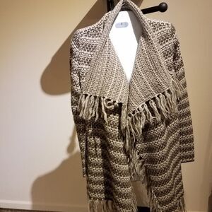 Cardigan sweater fringed